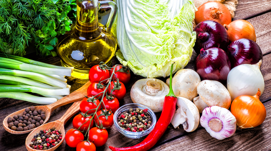 Mangiare vegano a Cagliari i 4 ristoranti vegan D.O.C. Nella foto abbiamo alcuni prodotti alimentari come pomodori, cipolle, verdure e simili
