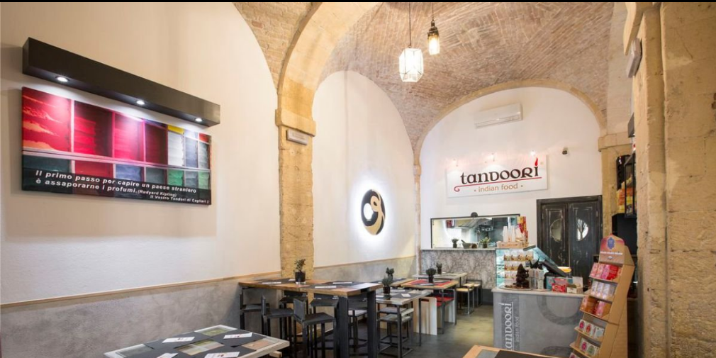 La cucina tradizionale indiana a Cagliari. Interno del ristorante Tandoori a Cagliari