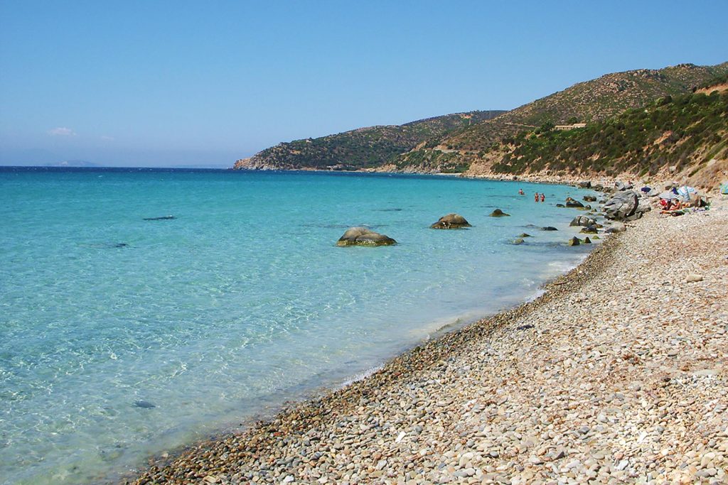 Tempo di mare e le spiagge di Cagliari e dintorni. La Spiaggia Di Mari Pintau. Nella foto possiamo ammirare una parte della spiaggia con il suo mare azzurro.