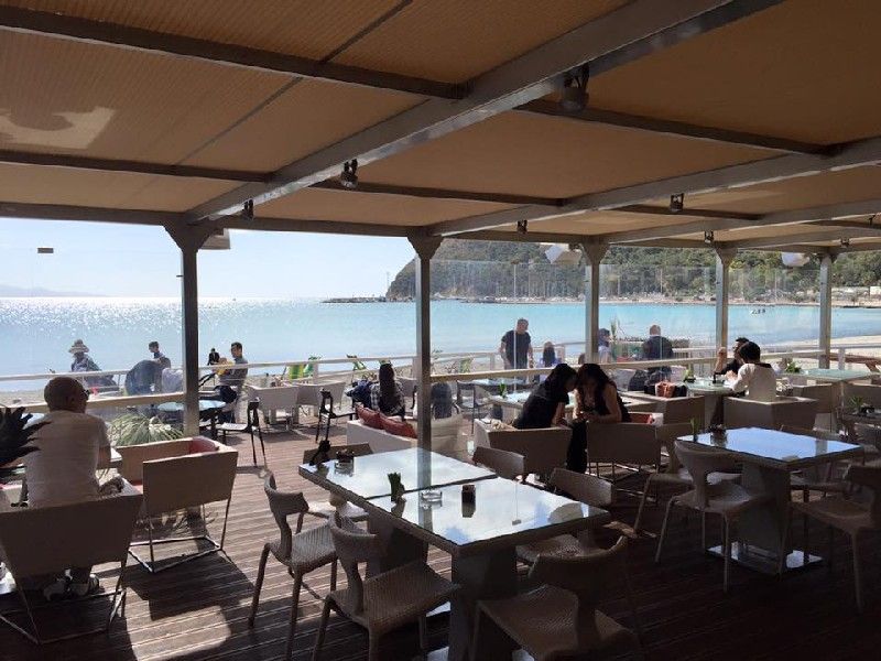 L’Estate cagliaritana e i suoi baretti del Poetto. Le Palmette Beach Club
La foto mostra l'interno del locale con vista sulla Sella del Diavolo.