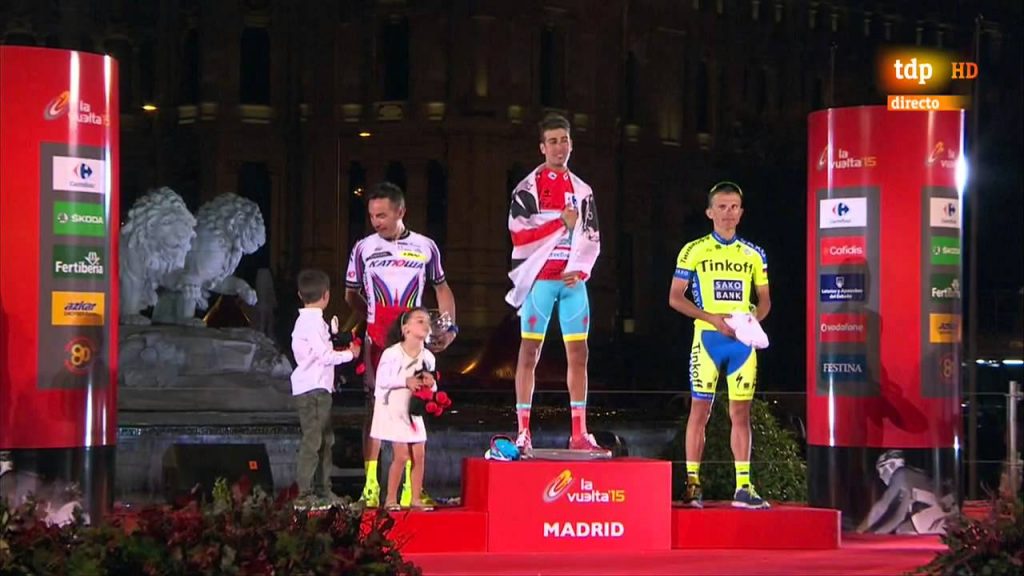 Fabio Aru per puro caso un campione del ciclismo. Fabio Aru un ciclista per caso. Nella foto vediamo il podio della Vuelta spagnola 2015 con Aru vincitore