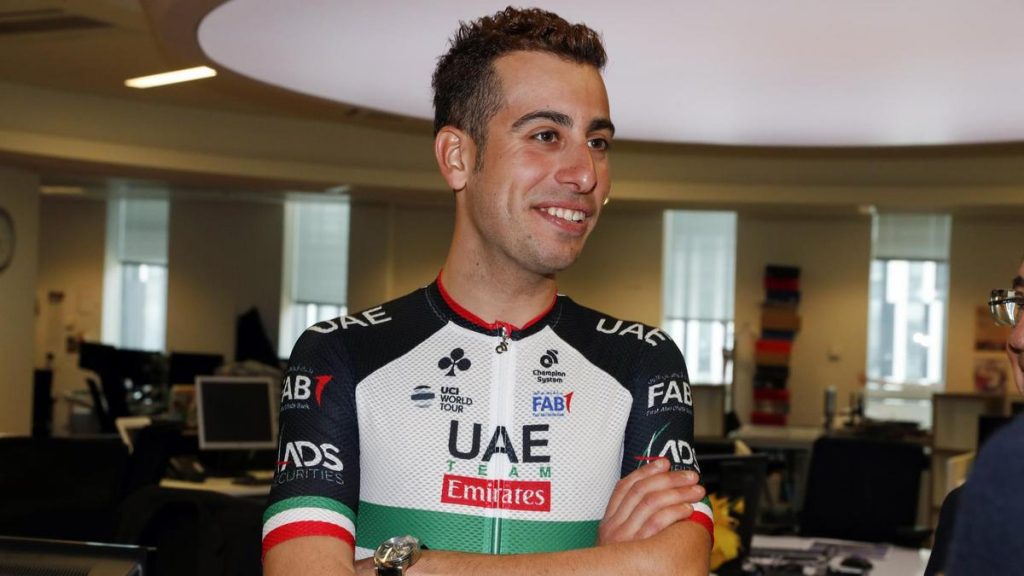 Fabio Aru per puro caso un campione del ciclismo. Primo piano del ciclista sardo con la divisa della UAE Emirates