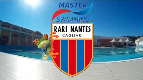 La foto vede sullo sfondo la piscina esterna della rari Nantes e al centro il logo della società con l'aggiunta di un ranocchio alla sua destra e la scritta 'Master swimming'
