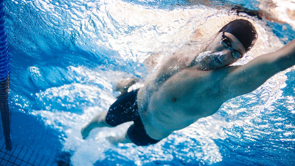 Una nuova Piazza: Pratzita – Piazzetta Società Rari Nantes. La foto vede un nuotatore mentre nuota in piscina. Nuotatore (fonte Friliversport)