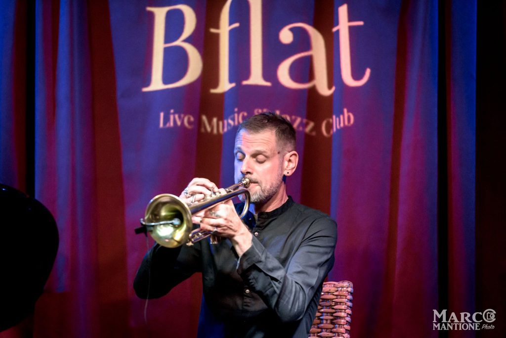 Bflat il cuore della musica Jazz di Cagliari. In primo piano mentre suona la tromba Fabrizio Bosso. Fonte Sito Ufficiale Bflat