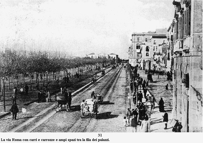 I cagliaritani dell'ottocento nella via Roma in una foto d'epoca in bianco e nero con carri e carrozze che la percorrono