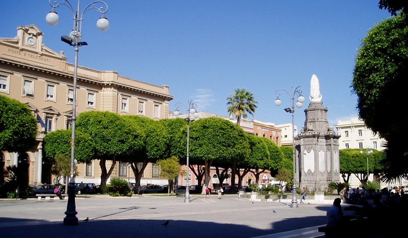 Piazza del Carmine con al centro la madonnina 