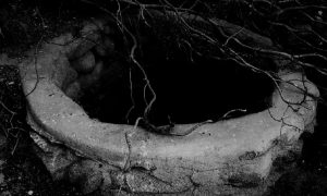 ingresso pozzo a tunnel, casa di Maria Farranca in bianco e nero