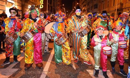 Carnevale Cagliari maschere colorate e tamburi