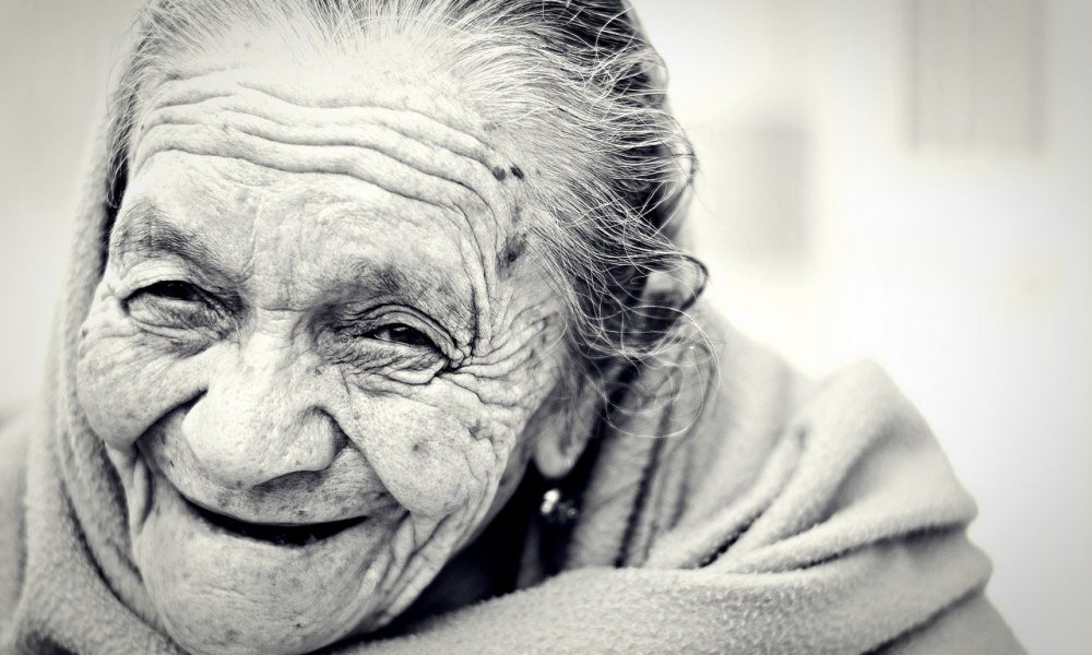 Donna anziana delle blue zones in primo piano che sorride