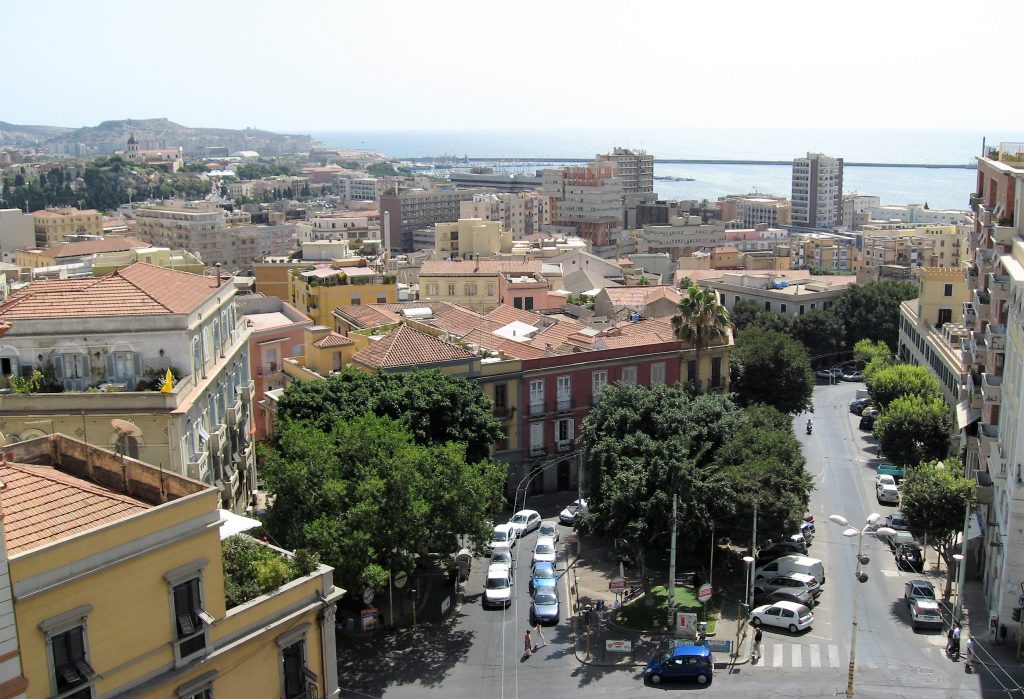 Panorama della città di Cagliari vista dal centro con il mare all'orizzonte