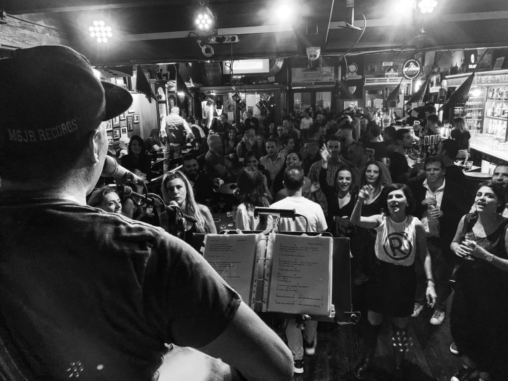 Rovelli di spalle sul palco si esibisce davanti live in un locale di Cagliari davanti a tante persone