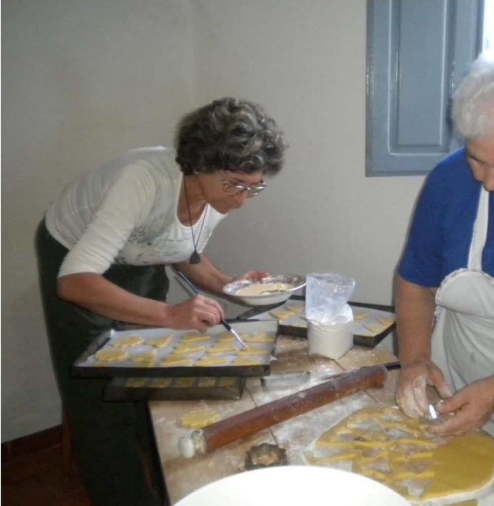 Albertina Piras, la donna curva su una taglia prepara i dolci Di Saba