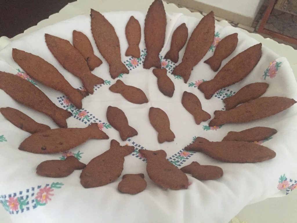 Ossu Mottus sono dei dolci di saba a forma di pesce scesi su un recipiente dopo la cottura la forno