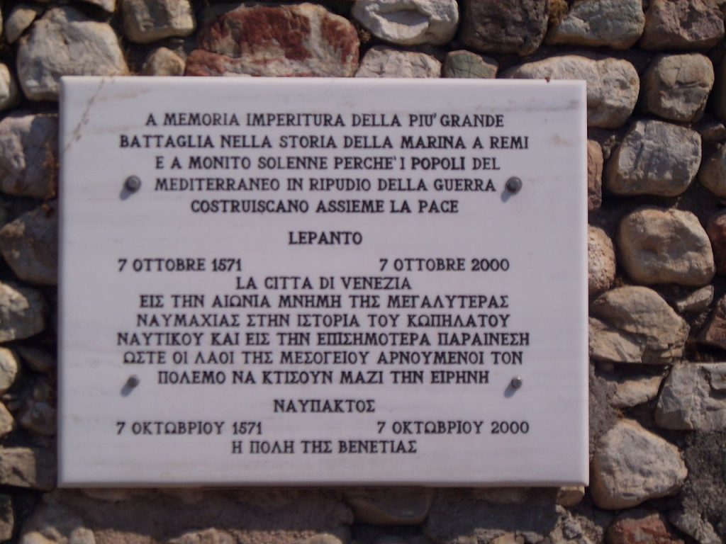 La Battaglia Di Lepanto, targa in pietra bianca aappena al muro che commemora l'evento