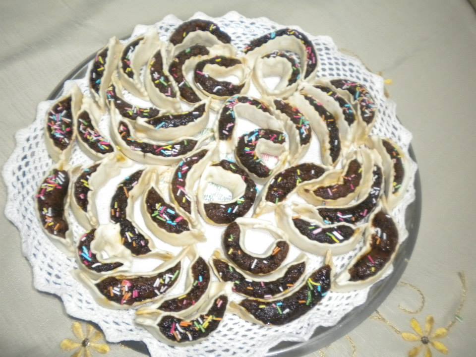 vassoio bianco che ospita dolci di Sapa Tiliccas