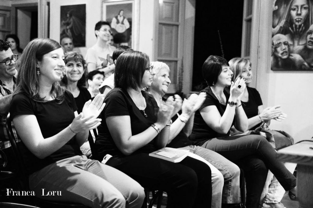 Donne sedute che applaudo durante Una Presentazione A Villacidro Club Jane Austen Sardegna