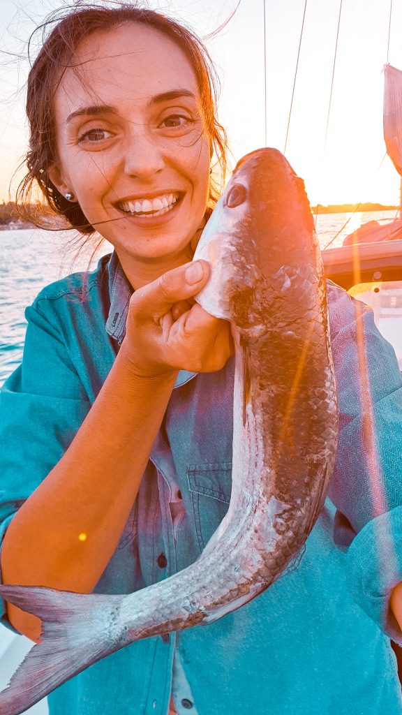 Marta Magnano la ragazza tiene in mano un grosso pesce appena pescato