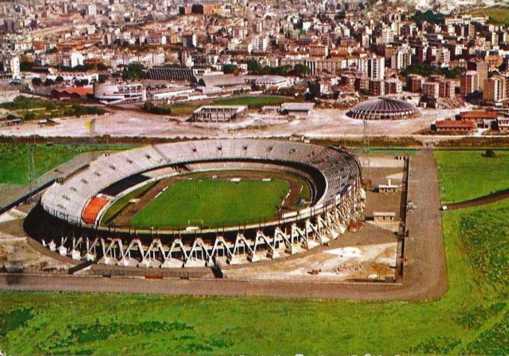 visione panoramica dall'alto dello Stadio Sant'Elia circondato dal verde e sullo sfondo la citta