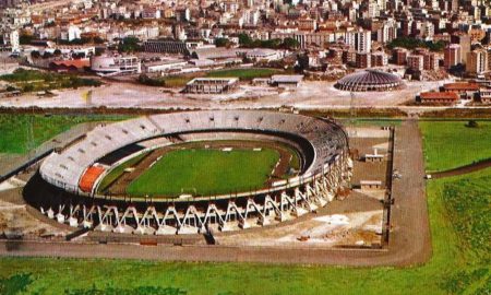 visione panoramica dall'alto dello Stadio Sant'Elia circondato dal verde e sullo sfondo la citta
