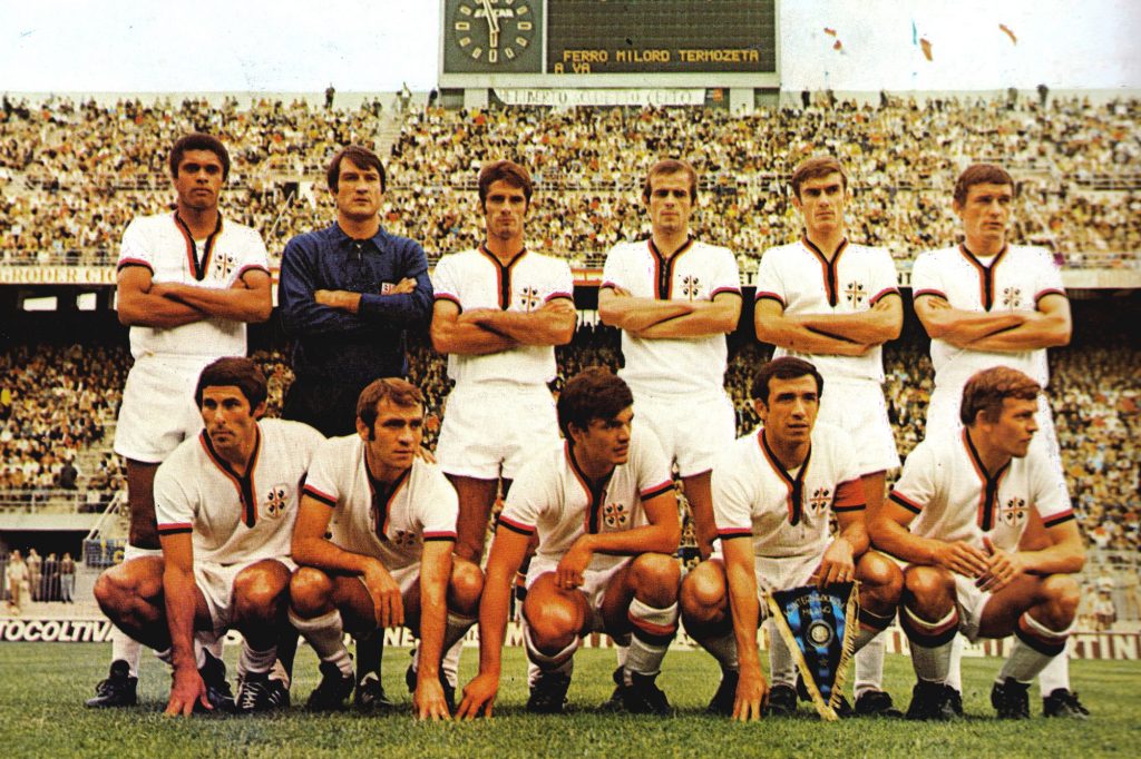 una squadra di calcio posa prima di una partita Us Cagliari Serie A 1969 70