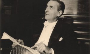 foto in bianco e nero che ritrae il famoso musicista Giuseppe Anedda che tiene in mano il suo strumento