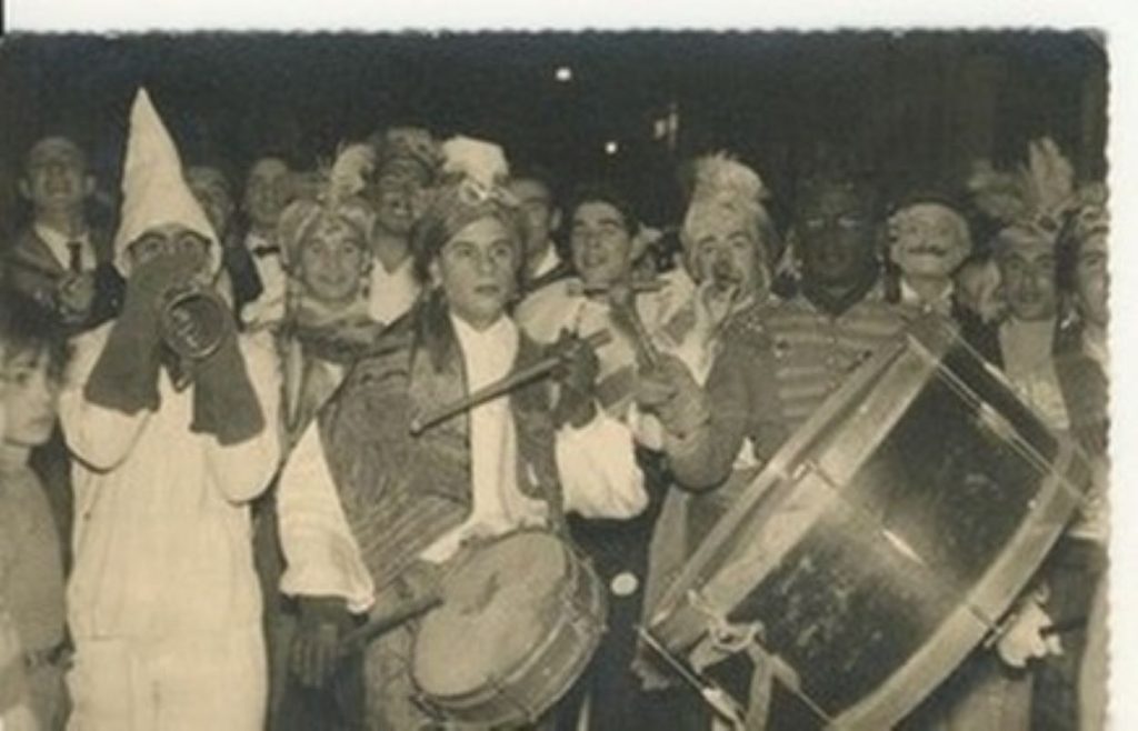 Ratantira1955 ragazzi ripresi mentre suonano i tamburi vestiti con le maschere tradizionali foto in bianco e nero