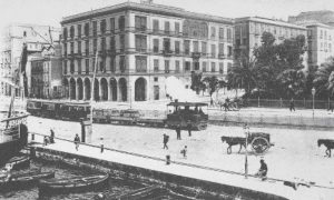 foto d'epoca con treno a vapore in primo piano sullo sfondo il centro storico di cagliari A Bordo Del Tram Cagliari