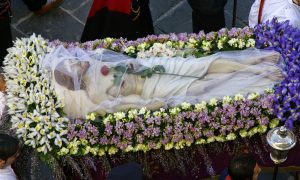 TProcessione del Cristo Morto a Campobasso - statua del cristo in una teca piena di fiori