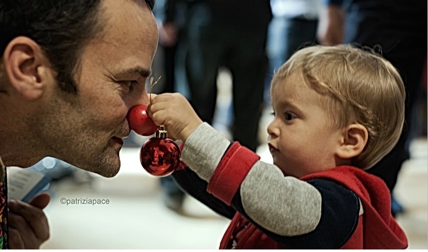 Bambino Con Pallina Di Natale