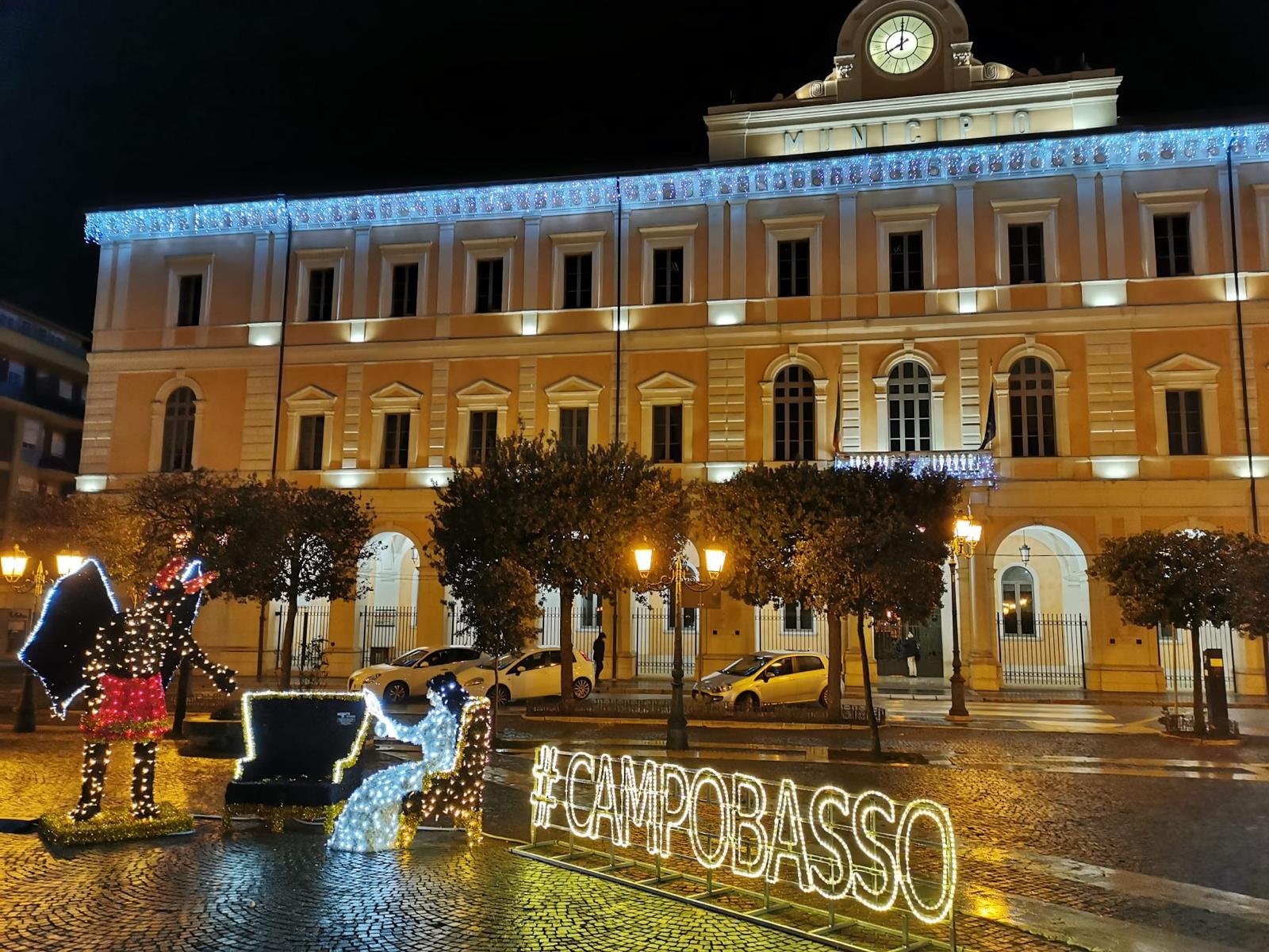 La piazza di Campobasso di notte con gli addobbi natalizi