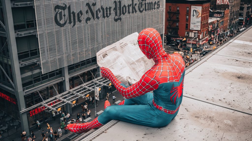 Spiderman che legge un giornale