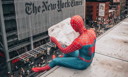 Spiderman che legge un giornale