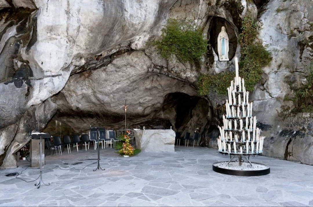 la grotta con la Madonnina di Lourdes e un candelabro