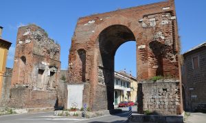 Arco Di Adriano - l'arco visto dalla strada