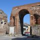 Arco Di Adriano - l'arco visto dalla strada
