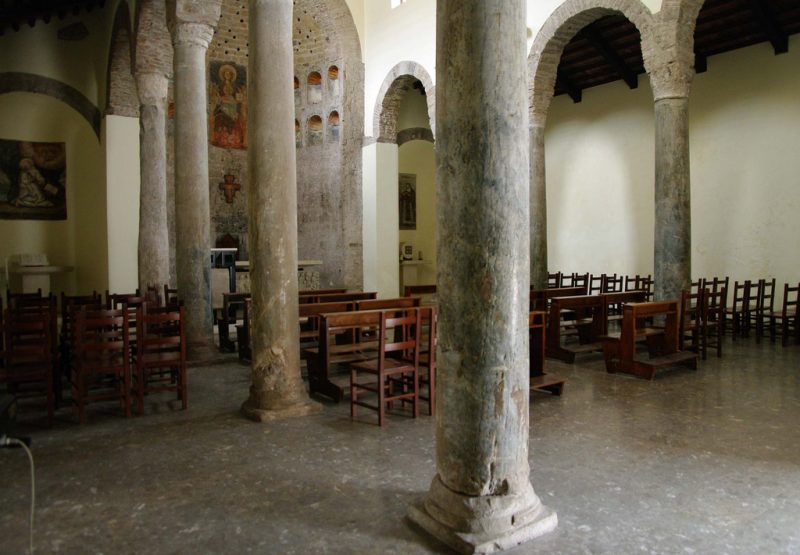 Chiesa dei Ss. Rufo e Carponio - colonne all'interno