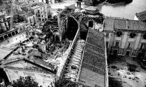 Carlo Santagata agì in una Capua devastata dalle bombe, come mostra la foto del Duomo.