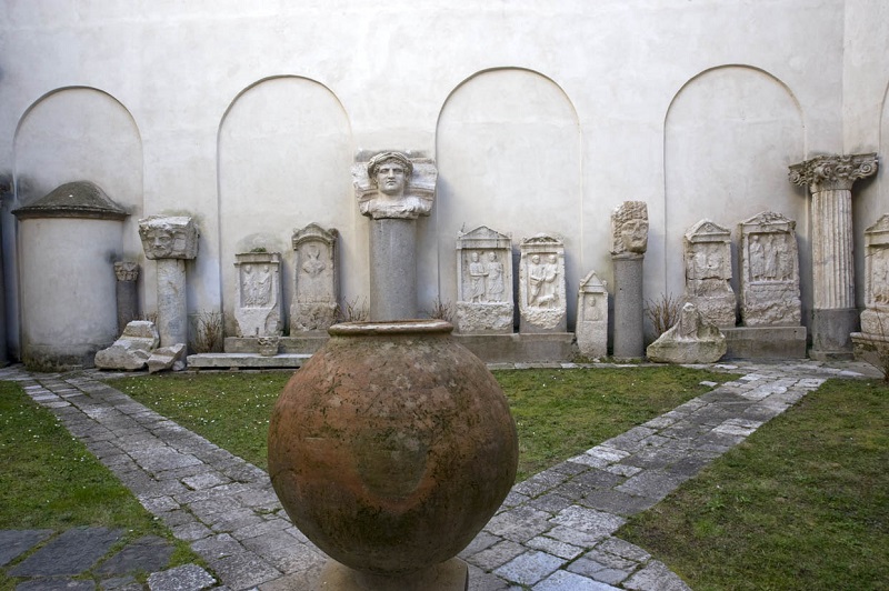 Il Museo Campano conserva una varietà straordinaria di reperti archeologici.