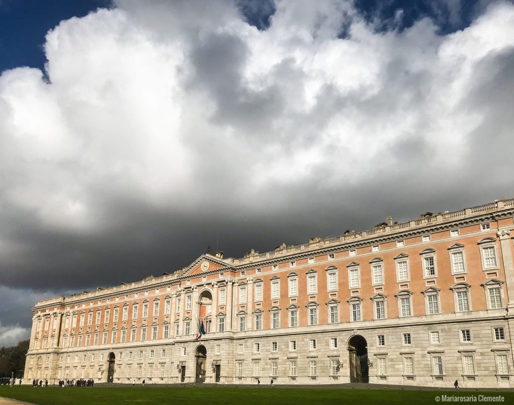 Il palazzo reale sotto le nuvole