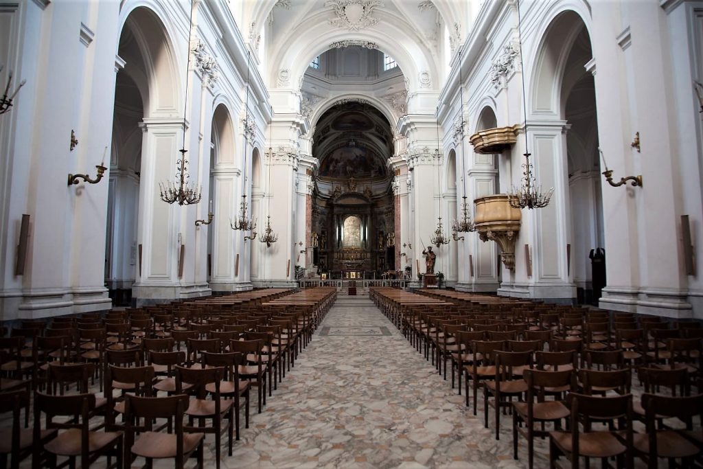 L'interno del Duomo di Aversa