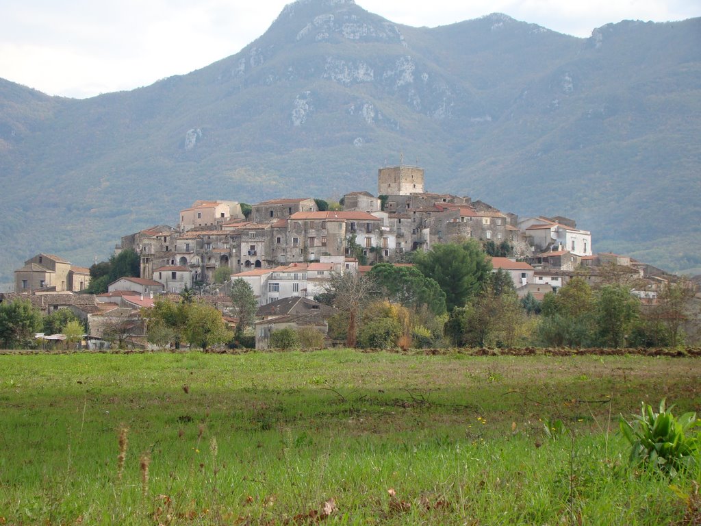 L'Antico borgo medievale di Pietramelara, con la torre longobarda (foto di Mapio.net)