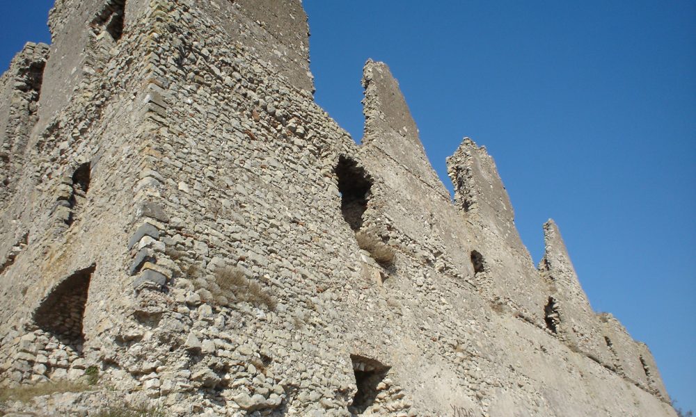 Veduta laterale del castello, in tutta la sua imponenza (foto di mapio.net)