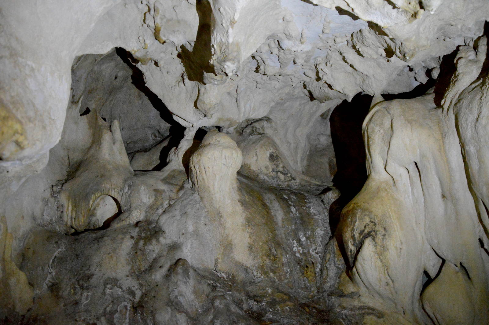 Una delle rocce della Grotta di San Michele, dalla forma particolarissima (Foto di guideslow.it)