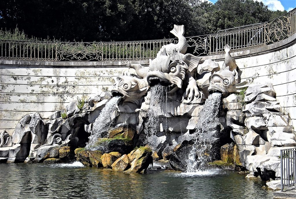 Fontana Dei Tre Delfini