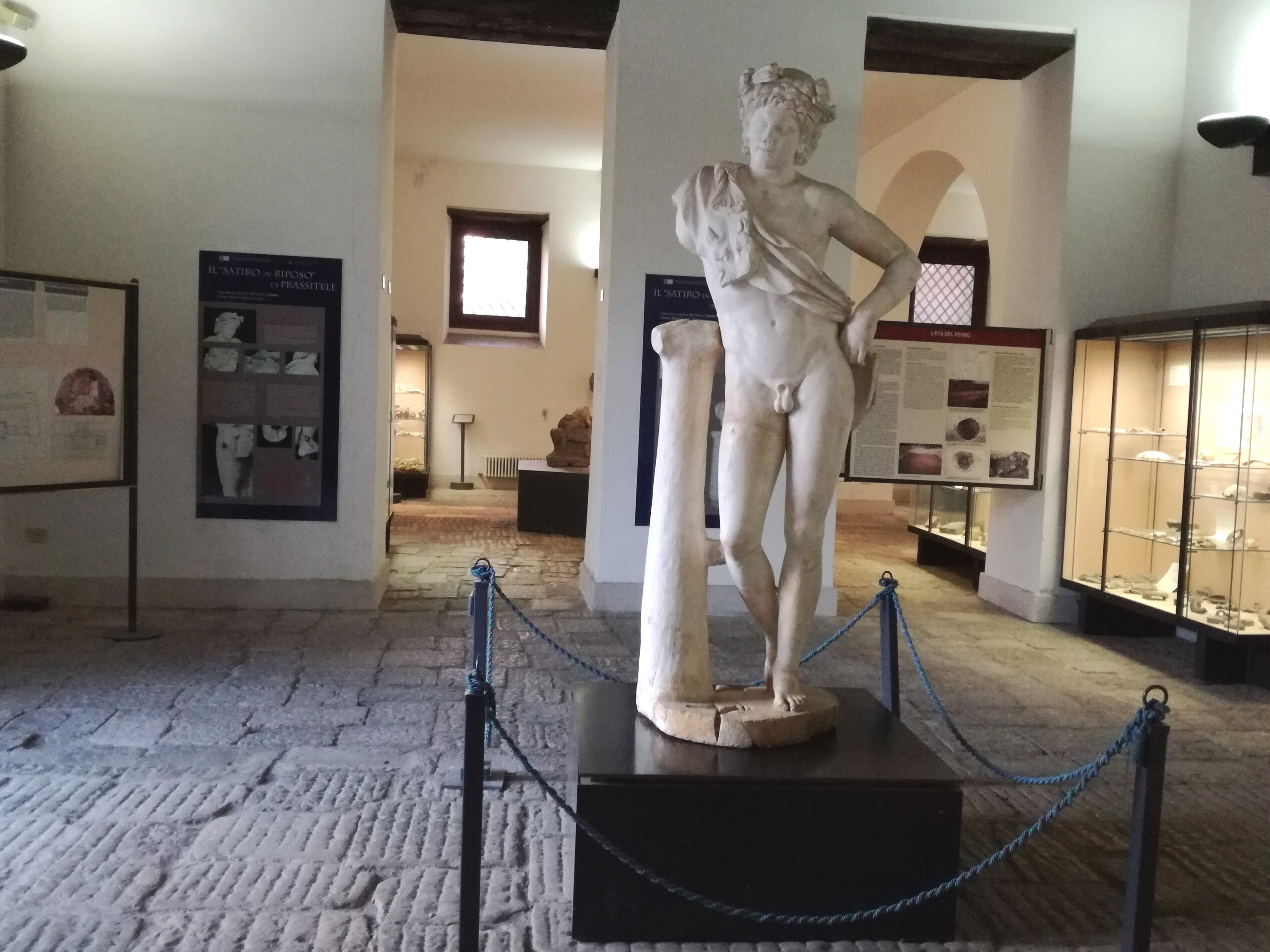 ingresso del museo con statua del Satiro a riposo