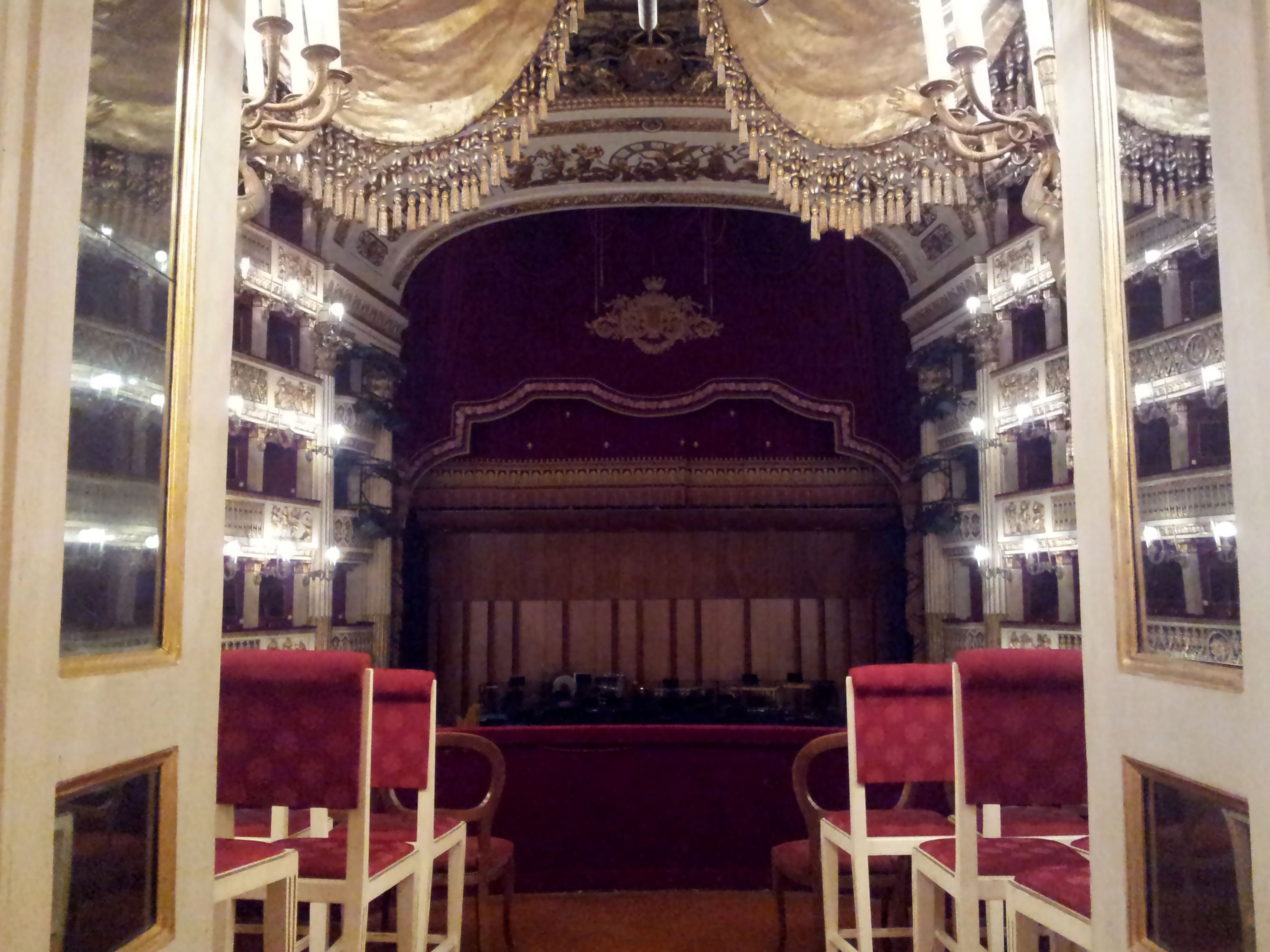 Il Teatro San Carlo di Napoli, a cui il Teatro Garibaldi è stato paragonato