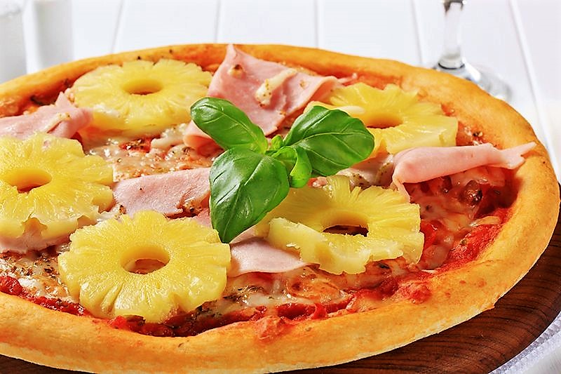 Pizza Con Ananas Caserta - Una pizza con fette di ananas