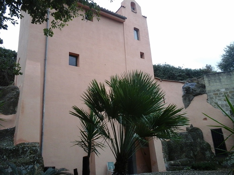 Veduta laterale della Chiesa di S. Maria in Grotta (Foto di lebellezzedelmassico.blogspot.com)