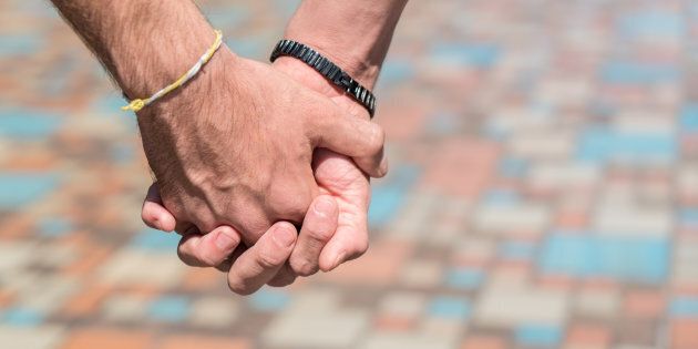 Vietato l'ingresso ai gay: gesto d'affetto